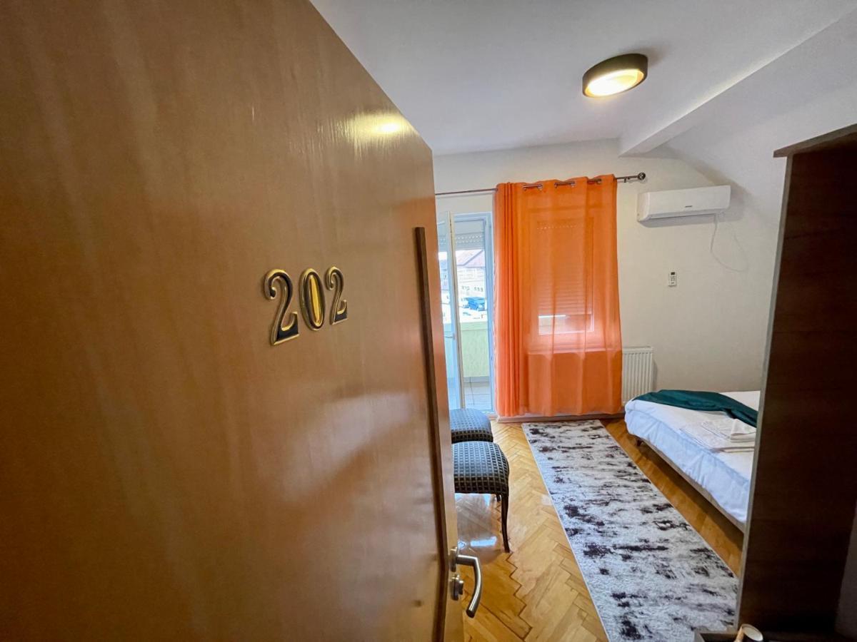 Madigan'S Hotel Kosovo Polje Экстерьер фото