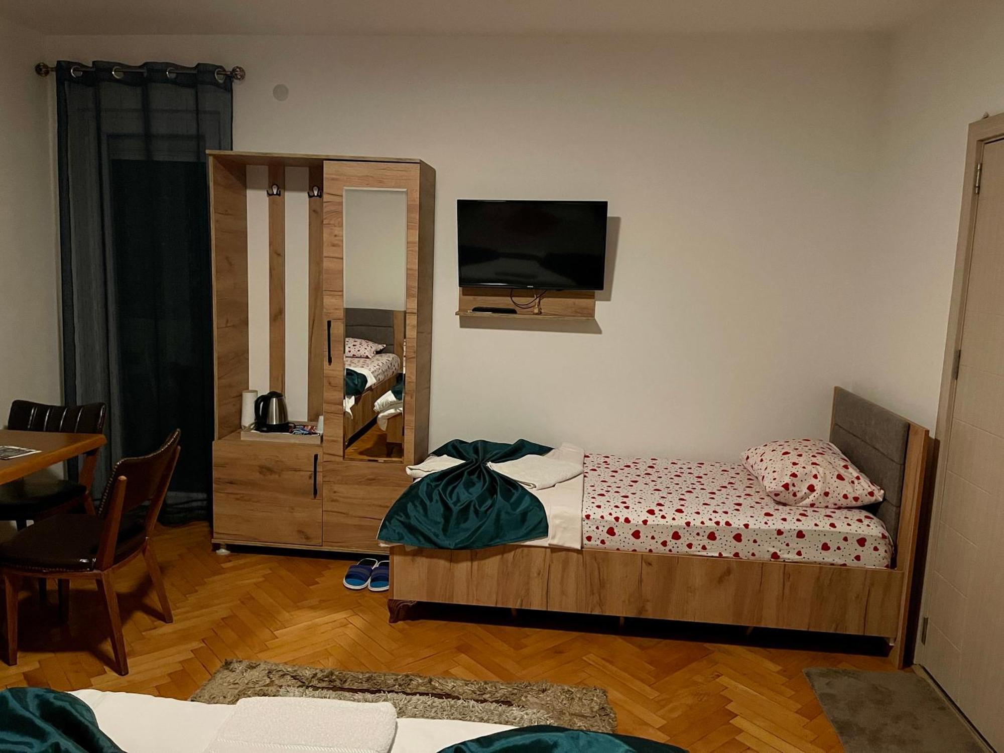 Madigan'S Hotel Kosovo Polje Экстерьер фото