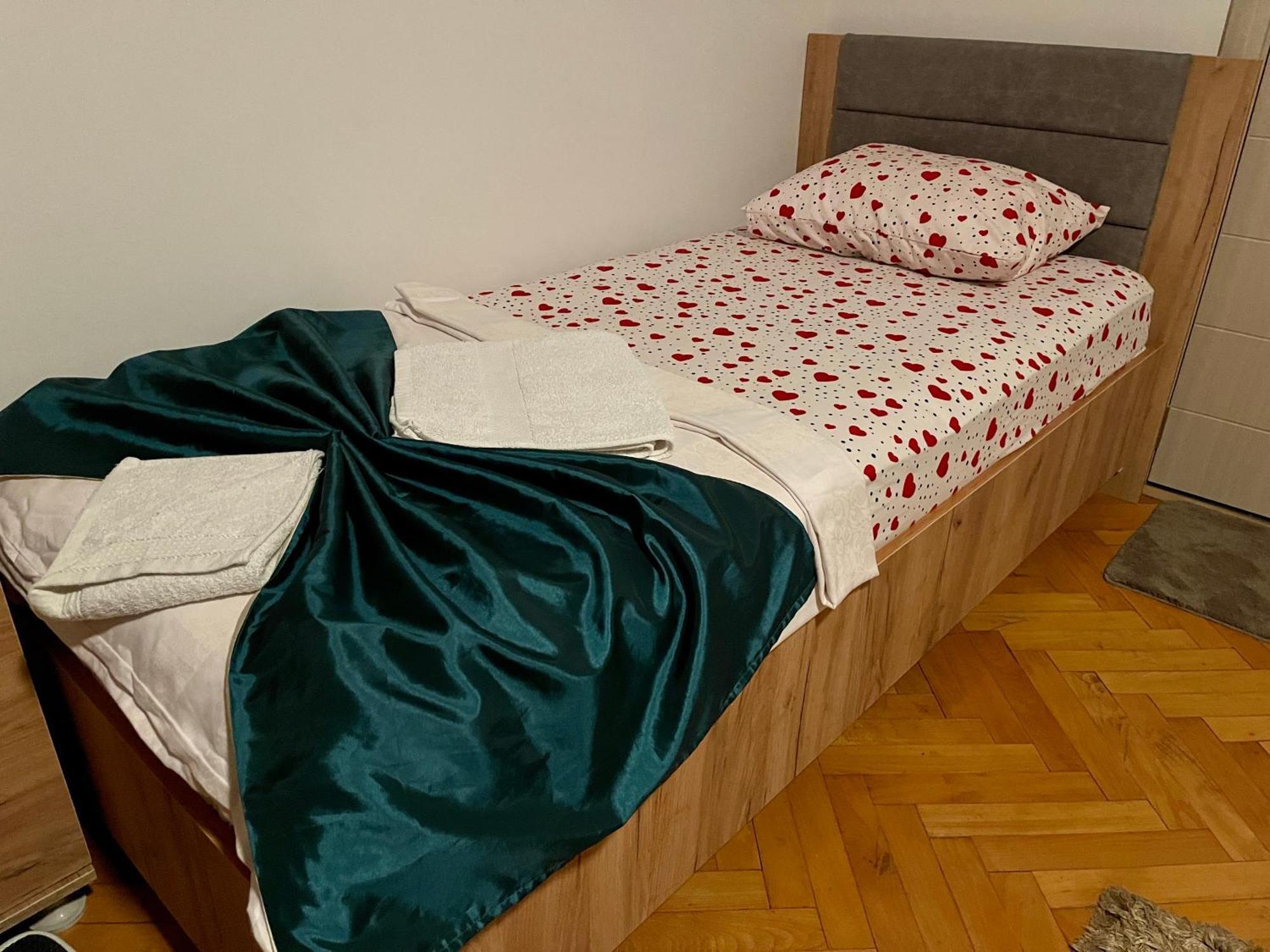 Madigan'S Hotel Kosovo Polje Экстерьер фото