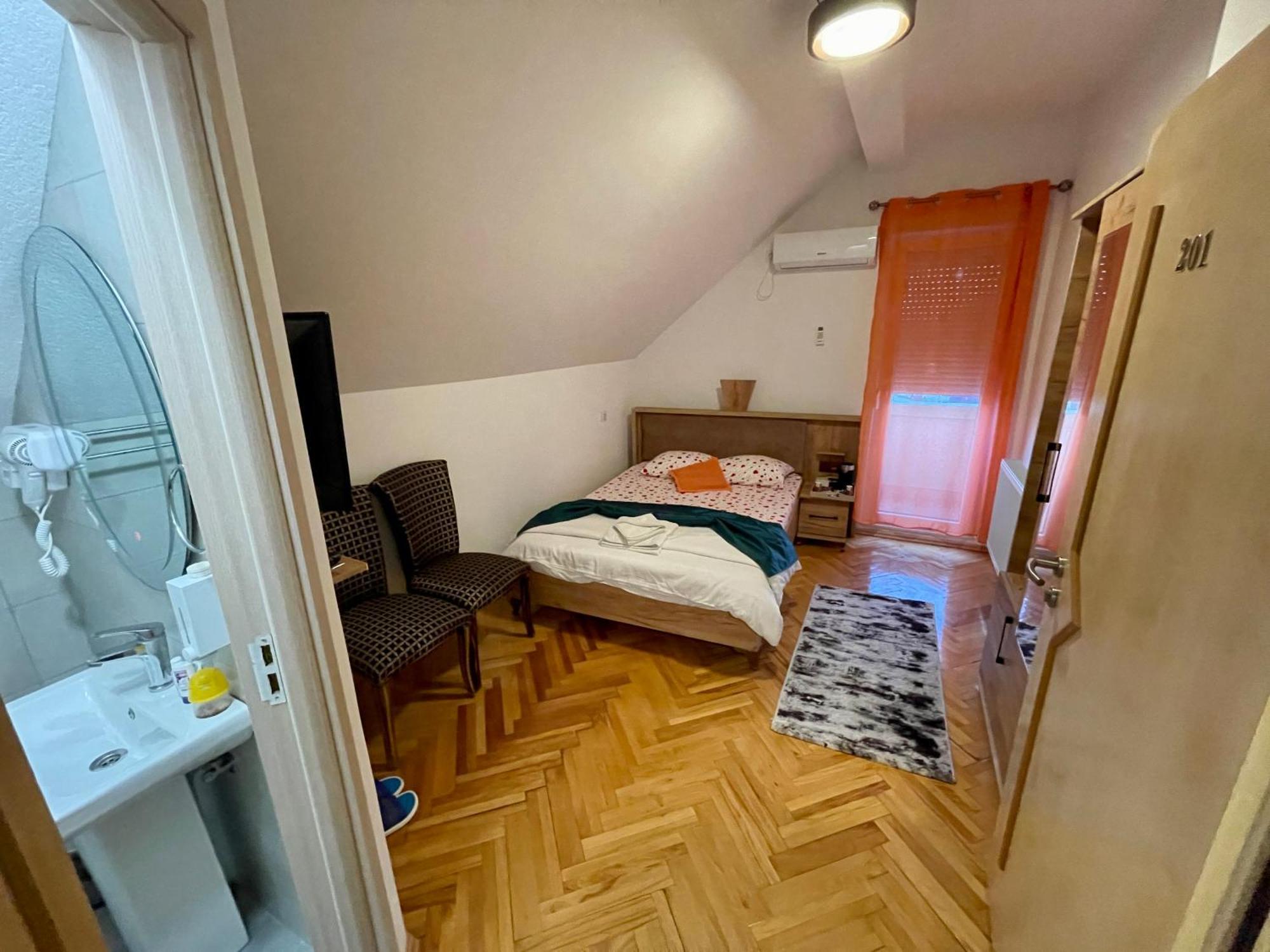 Madigan'S Hotel Kosovo Polje Экстерьер фото